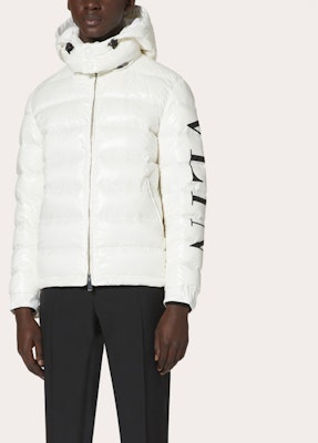 Valentino Jaket Putih Hooded Down dengan Cetak VLTN di Lengan Kiri UV0CNA316SQA01 Lookbook Valentino Jaket Putih Hooded Down dengan Cetak VLTN di Lengan Kiri UV0CNA316SQA01