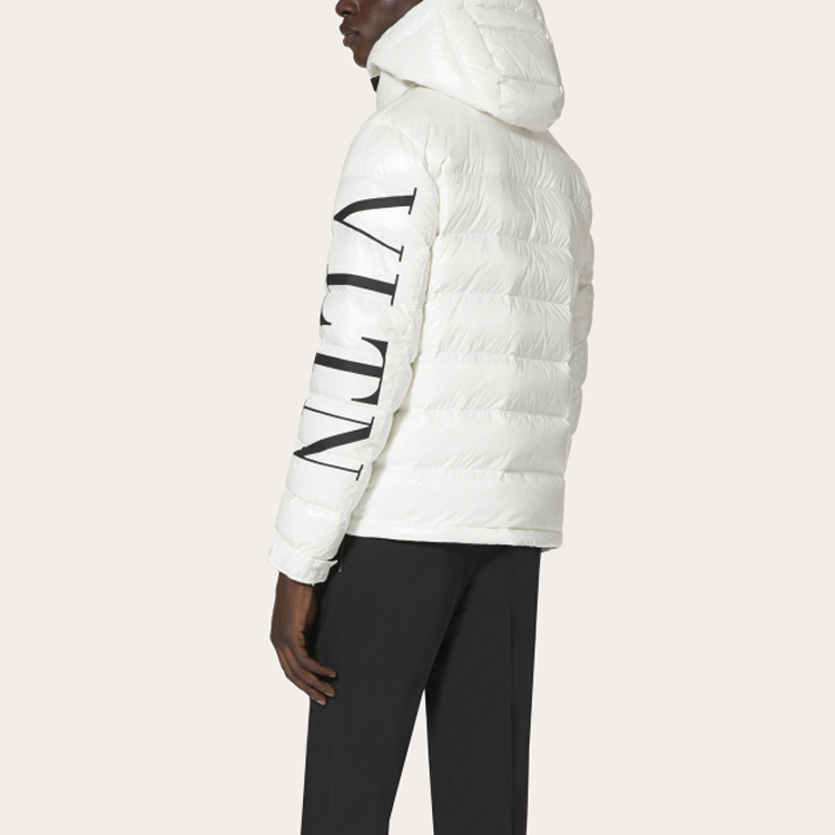 Shop Valentino 白色连帽羽绒服 左袖VLTN印花 UV0CNA316SQA01
