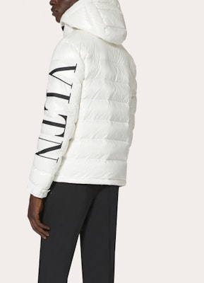 Valentino Jaket Putih Hooded Down dengan Cetak VLTN di Lengan Kiri UV0CNA316SQA01 Shop Valentino Jaket Putih Hooded Down dengan Cetak VLTN di Lengan Kiri UV0CNA316SQA01