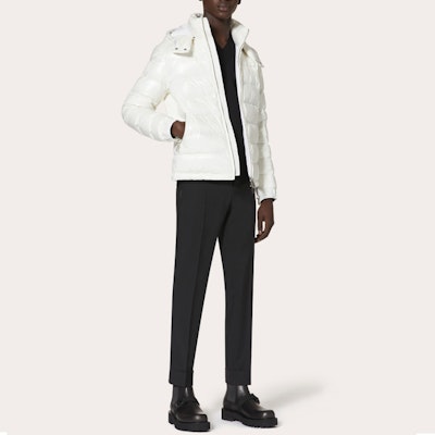 Valentino Jaket Putih Hooded Down dengan Cetak VLTN di Lengan Kiri UV0CNA316SQA01 Purchase Valentino Jaket Putih Hooded Down dengan Cetak VLTN di Lengan Kiri UV0CNA316SQA01