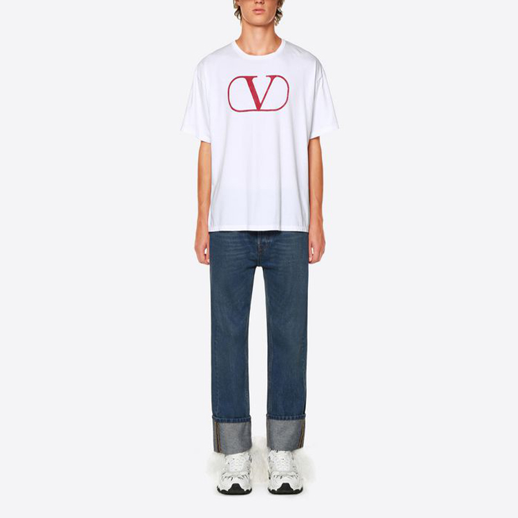 Purchase Valentino Kaos Putih dengan Desain Crew Neck dan Logo Print. RV0MG01PPMAA33