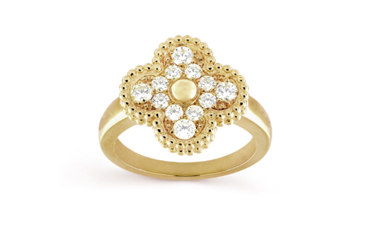 Lookbook 梵克雅寶四葉草Alhambra 18K金鑽戒情侶對戒 (Van Cleef & Arpels)。 VCARO26M00