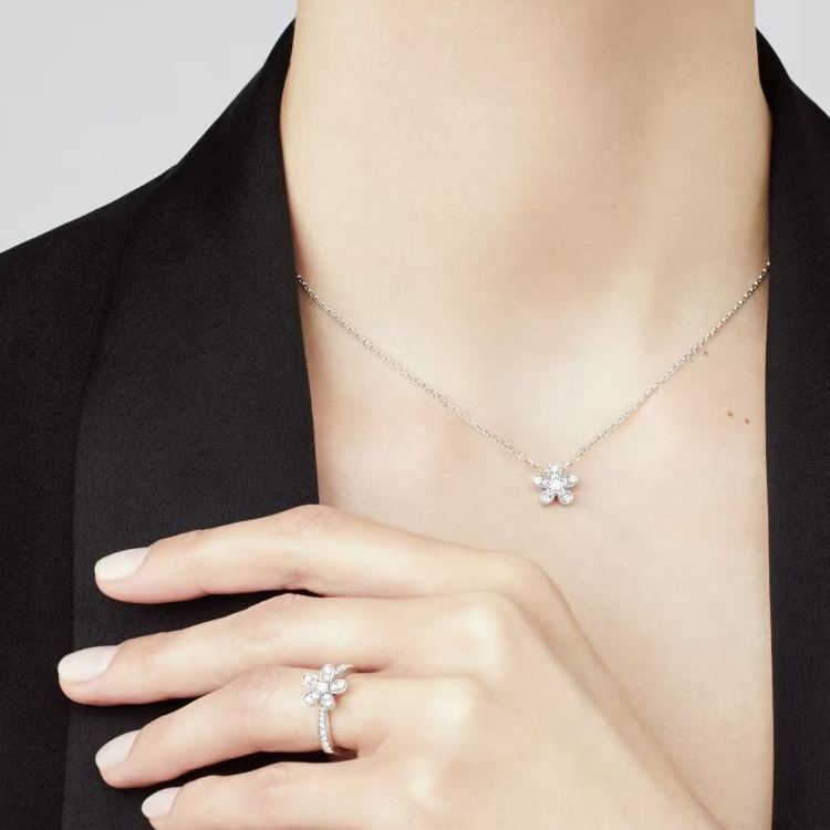 Details for Van Cleef & Arpels Kalung Berlian Bunga Unisex Desain Couple Perak. ARG44200