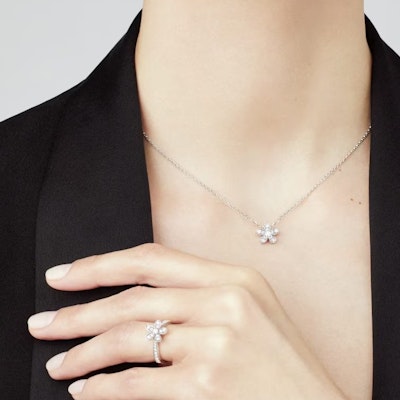 Van Cleef & Arpels Kalung Berlian Bunga Unisex Desain Couple Perak. ARG44200 Details for Van Cleef & Arpels Kalung Berlian Bunga Unisex Desain Couple Perak. ARG44200