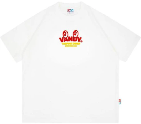 Vandy The Pink Kaos Unisex Putih dengan Grafis Huruf Kartun. VD1026-101 Lookbook Vandy The Pink Kaos Unisex Putih dengan Grafis Huruf Kartun. VD1026-101