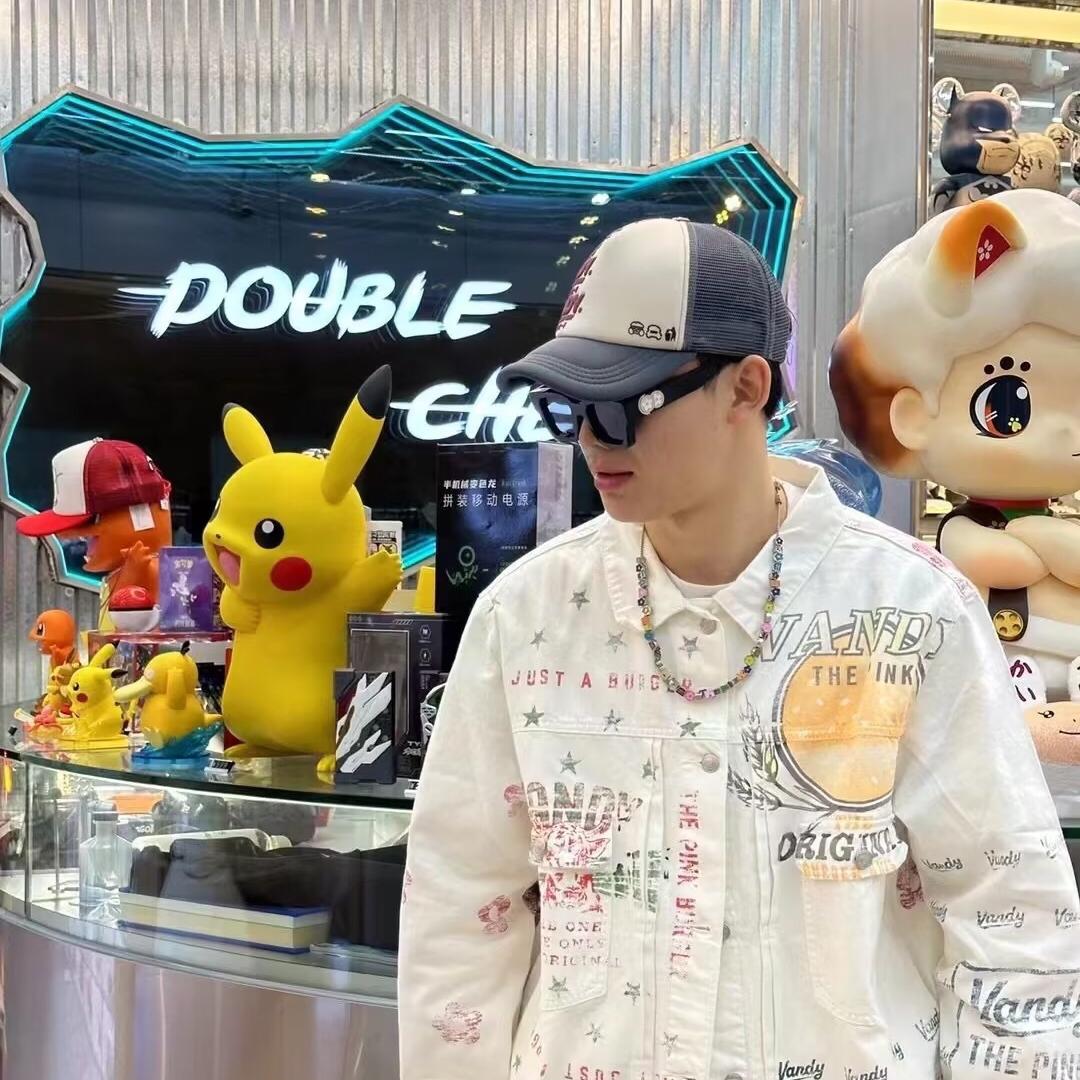 Shop ヴァンディ ザ ピンク レタープリント 長袖ジャケット ユニセックス ホワイト. VTP084