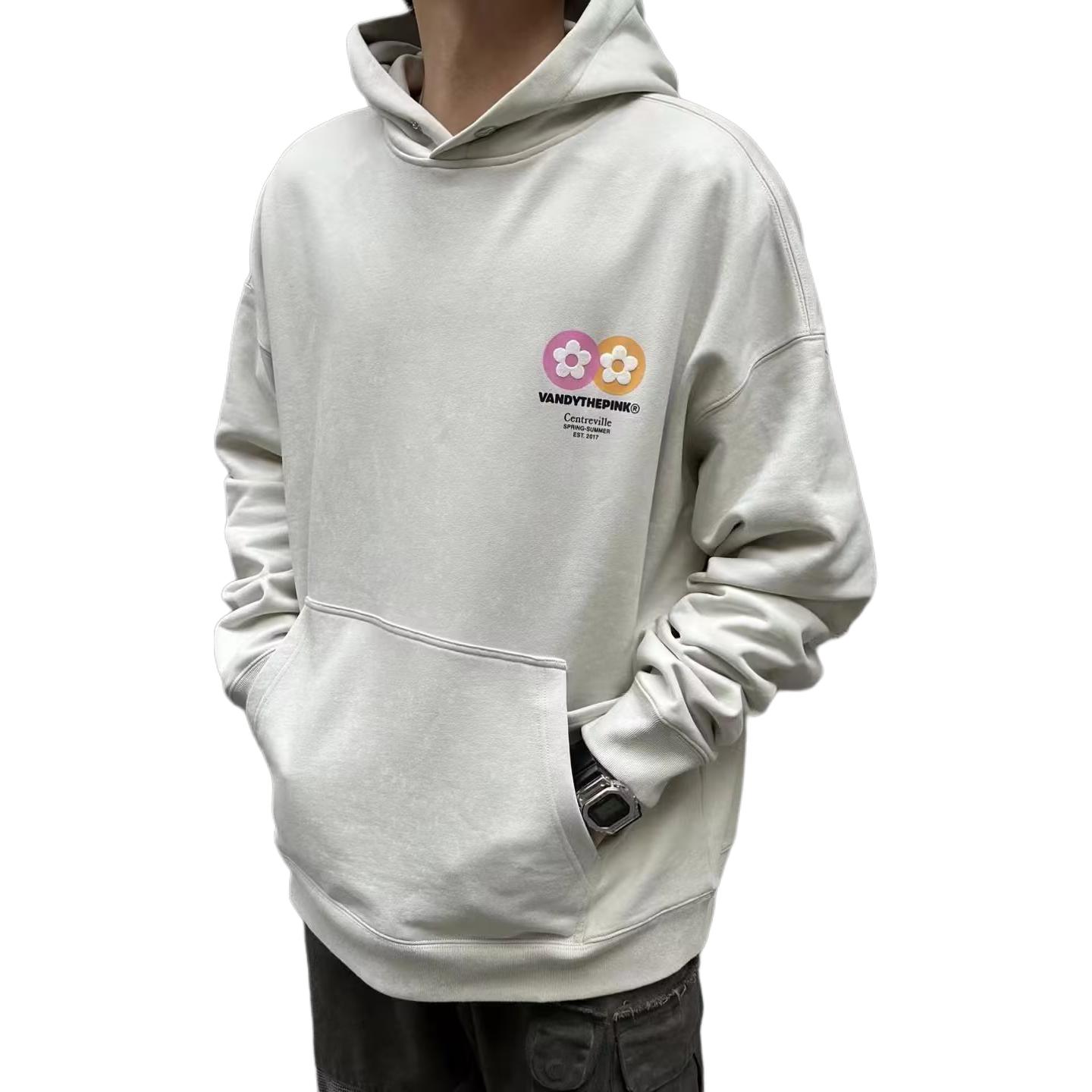 Shop Vandy The Pink极简字母花束卫衣 男女同款 奶白色. VTP135