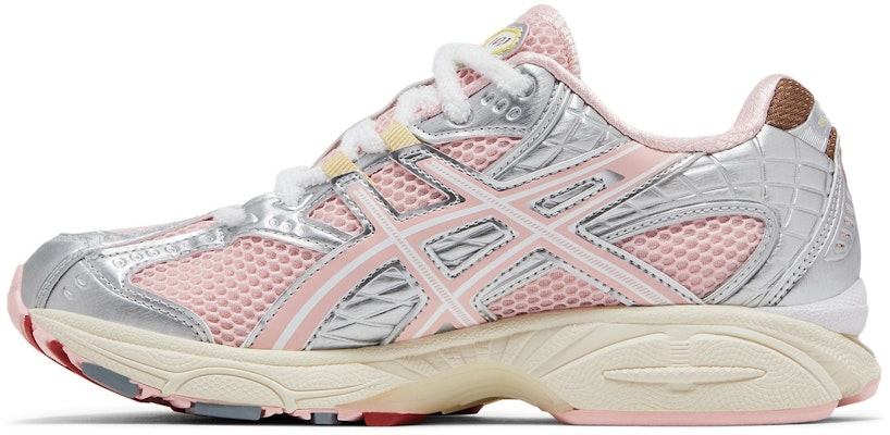 VANDYTHEPINK x atmos x ASICS Gel Nimbus 10.1 'Strawberry' 1203A865-702 Lookbook VANDYTHEPINK x atmos x ASICS Gel Nimbus 10.1 'Strawberry' 1203A865-702