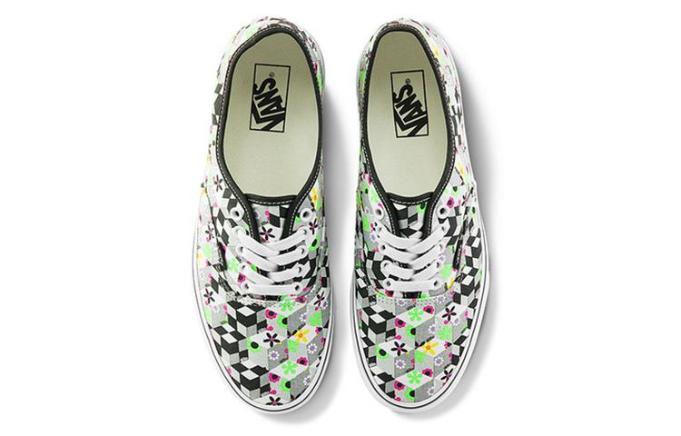 Shop Vansオーセンティック (チェッカーキューブ) ブラック VN0A348A3XR