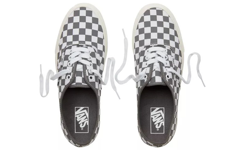 Shop Vans Authentic "棋盘格 - 银灰棉花糖" VN0A38EMU53
