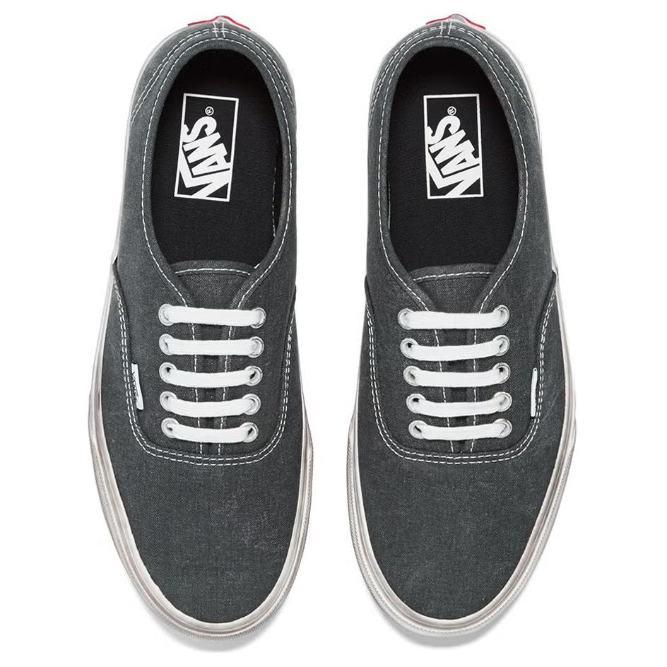 Shop Vans Authentic 'Desgastadas - Negras' VN-018BH1V