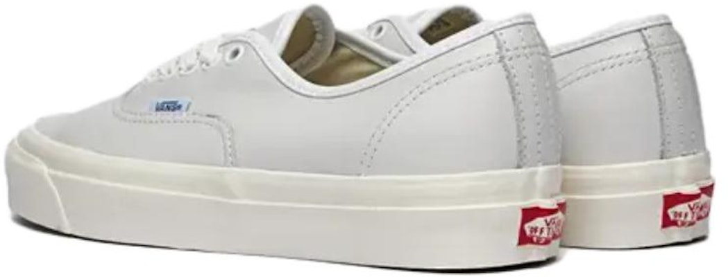 Vans Authentic '缎面奢华浅银色' 运动鞋 VN0A38EMQ9J Shop Vans Authentic '缎面奢华浅银色' 运动鞋 VN0A38EMQ9J