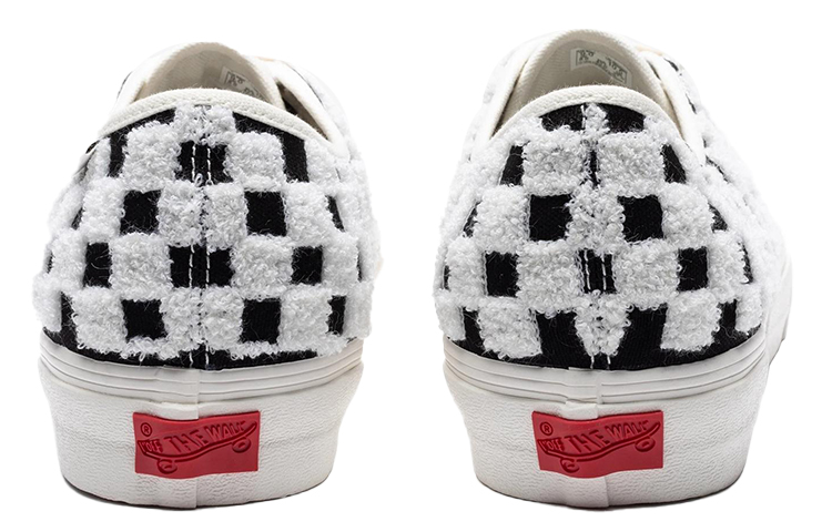 Shop Vans Authenticワンピース LX 刺繍 ブラックマシュマロ VN0A5HTG41Z