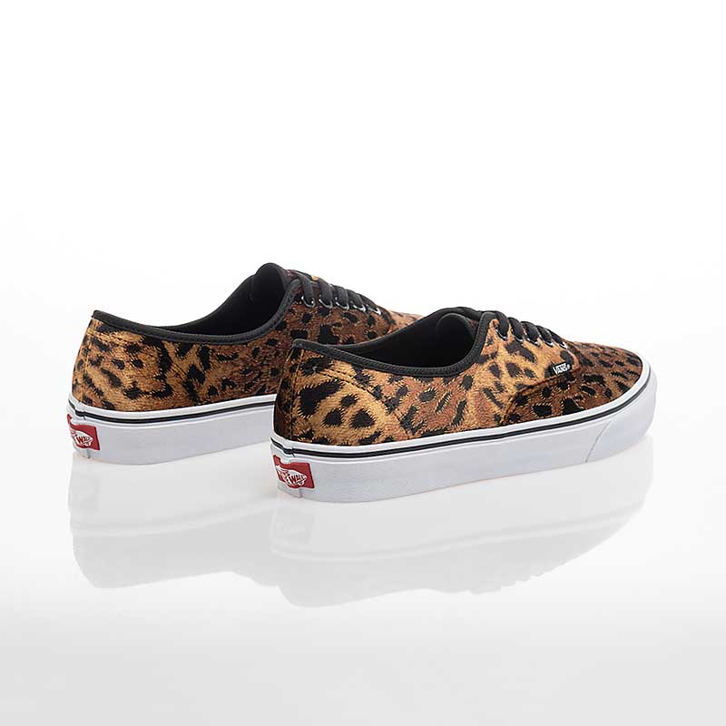 Lookbook Vans Authentic Sneakers dan Streetwear: Produk Sahih dan Tulen V221301001