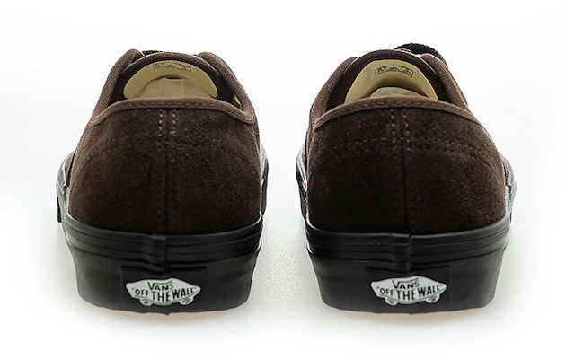 Koleksi Vans Authentic Sneakers dan Streetwear. V160101034 Lookbook Koleksi Vans Authentic Sneakers dan Streetwear. V160101034