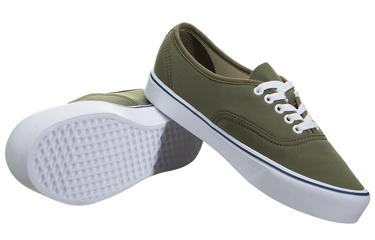 Shop Vans Authentic 輕便透氣 低筒休閒板鞋 綠色