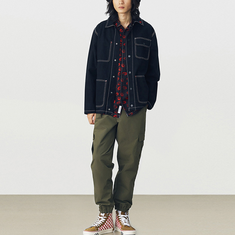 Shop Vans 黑色工作外套搭配紅唇領口設計 VN0A3WF1Z4A