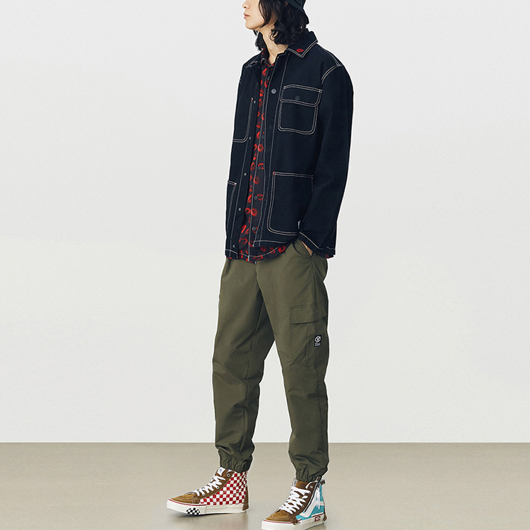 Details for Vans 黑色工作外套搭配紅唇領口設計 VN0A3WF1Z4A