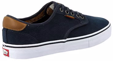 Shop Vans Chima Ferguson Pro 低筒滑板鞋 男款 海軍藍棕色