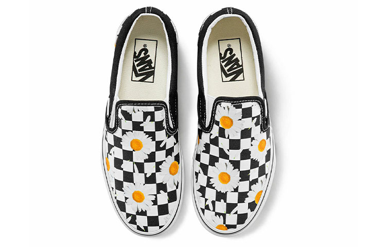 Shop Vans 经典一脚蹬 '爱我, 不爱我' VN0A5JMHB0B