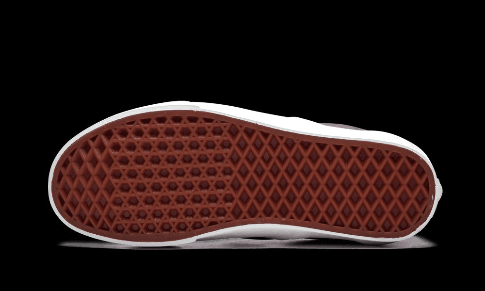 Shop Vans 经典套穿鞋“静谧金属 - 红色” VN0A38F7QAC