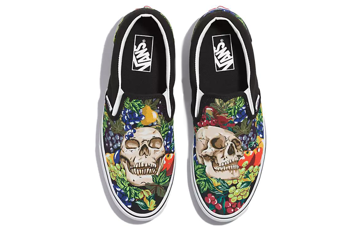 Shop Vans Classic Slip-On Buah Skull 'Hitam Multi' VN0A7Q5DY28