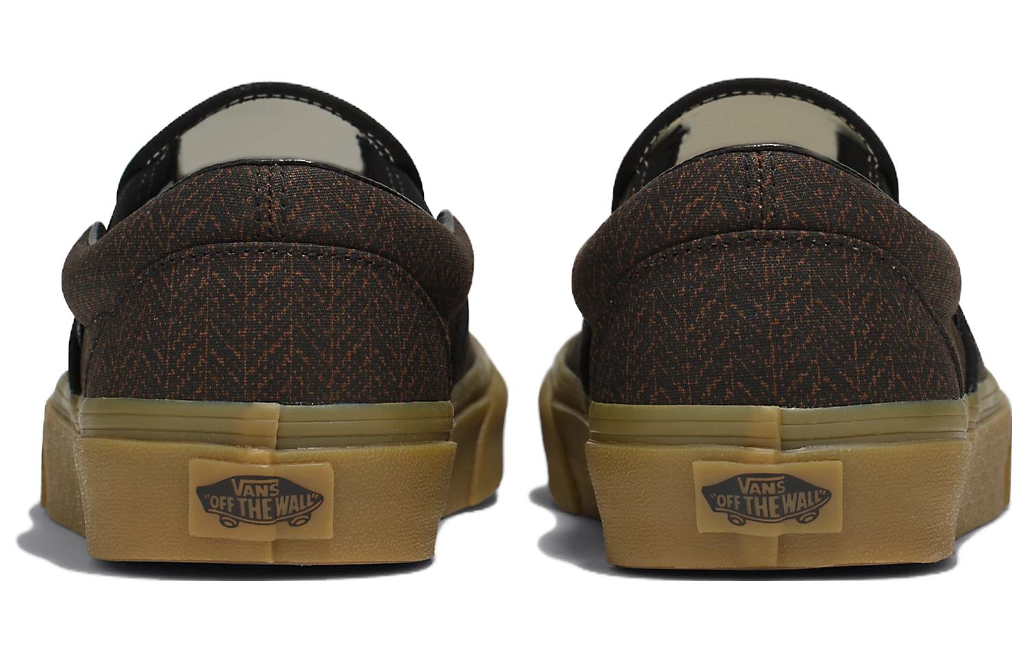 Shop Vans经典人字纹黑色米褐色懒人鞋 VN000BVZYS8