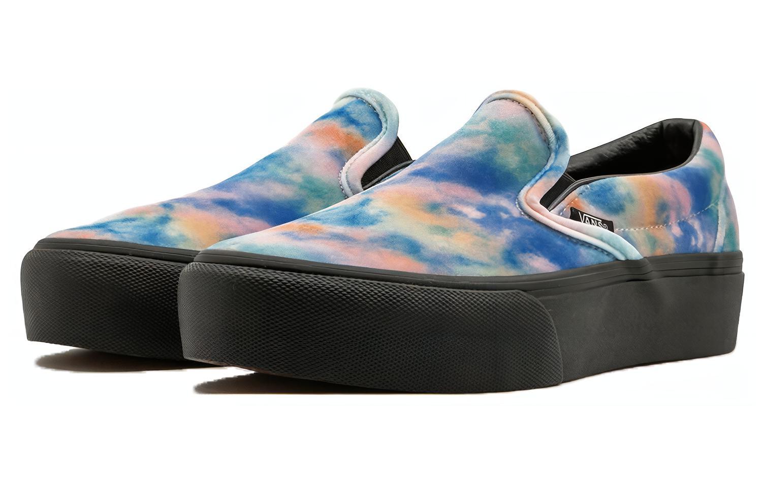 Lookbook Vans Classic Slip-On Plateforme ''Velours Tie-Dye'' VN0A3JEZQ6E