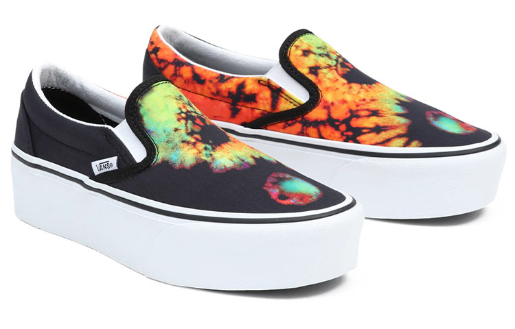 Lookbook ヴァンズ クラシックスリップオン スタックフォーム 黒/オレンジ VN0A7Q5RBML