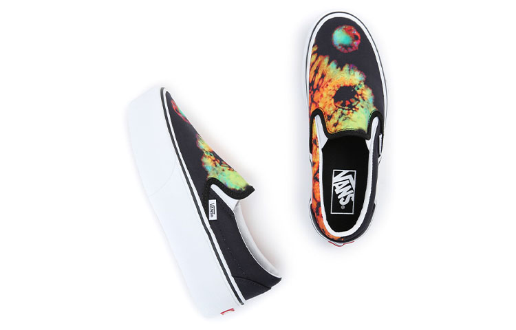 Shop ヴァンズ クラシックスリップオン スタックフォーム 黒/オレンジ VN0A7Q5RBML