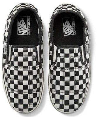 Vans Slip On Klasik 'Hitam Putih' VN0A3TKRKAG Lookbook Vans Slip On Klasik 'Hitam Putih' VN0A3TKRKAG