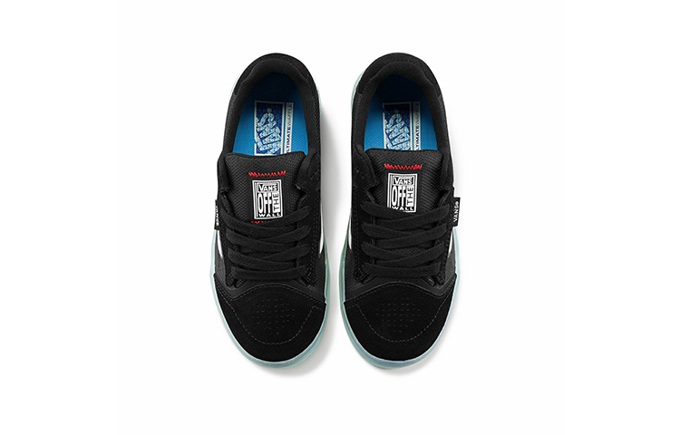 Shop Vans 经典休闲鞋 黑/白 VN0A5HZ2B8C