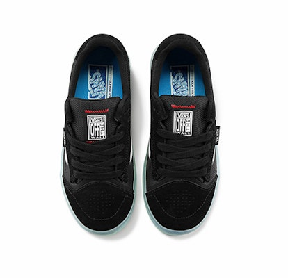 Vans 经典休闲鞋 黑/白 VN0A5HZ2B8C Shop Vans 经典休闲鞋 黑/白 VN0A5HZ2B8C