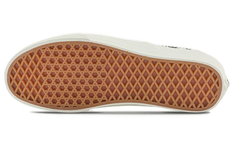 Shop Vans Classics Slip-On Vr3 防滑耐磨 低筒 滑板鞋 男女皆宜 黑白色