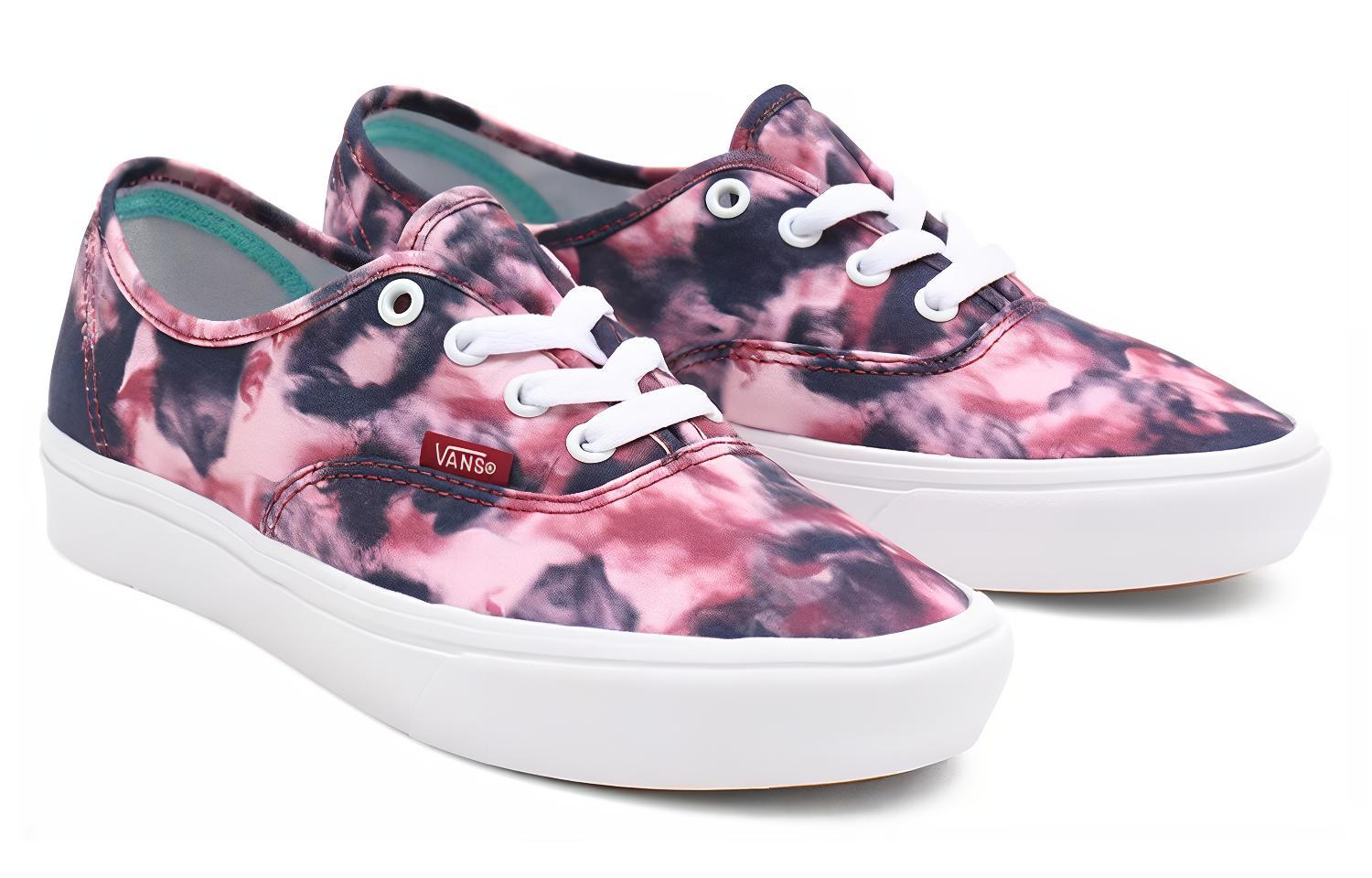 Lookbook Vans ComfyCush Authentic 'Grunge Wash - Tie Dye' Tie-Dye cómodas zapatillas. VN0A3WM79JZ
