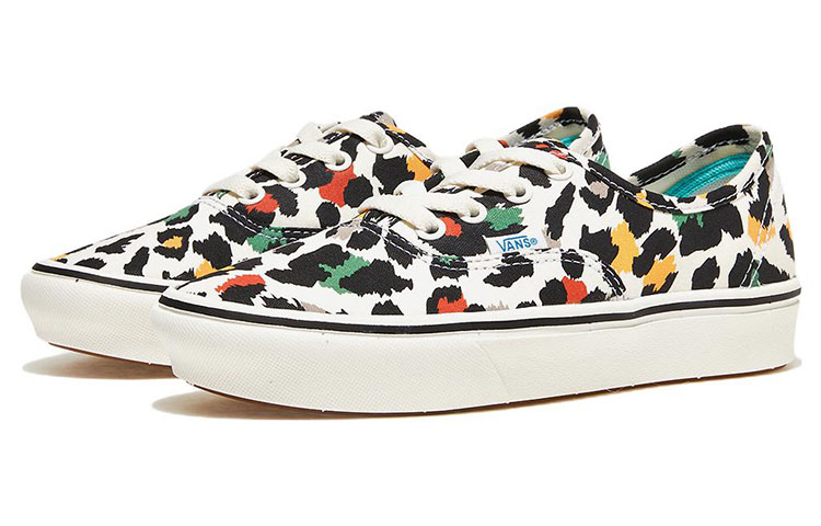 Lookbook Vans ComfyCush Authentic 'Putih Hitam' VN0A3WM7BML
