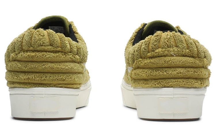 Shop バンズ コンフィクッシュ オールドスクール 「ジャンボコーデュロイ - ワカモレ」 VN0A3WMAVWY