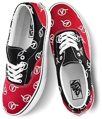 Vans Sepatu Slip-On Klasik Vlogo 'Hitam Merah' VN0A4BV417B Shop Vans Sepatu Slip-On Klasik Vlogo 'Hitam Merah' VN0A4BV417B