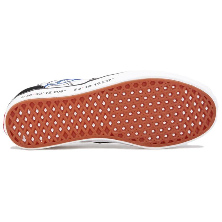 Shop Vans Era 輕便低筒滑板鞋 黑白印畫