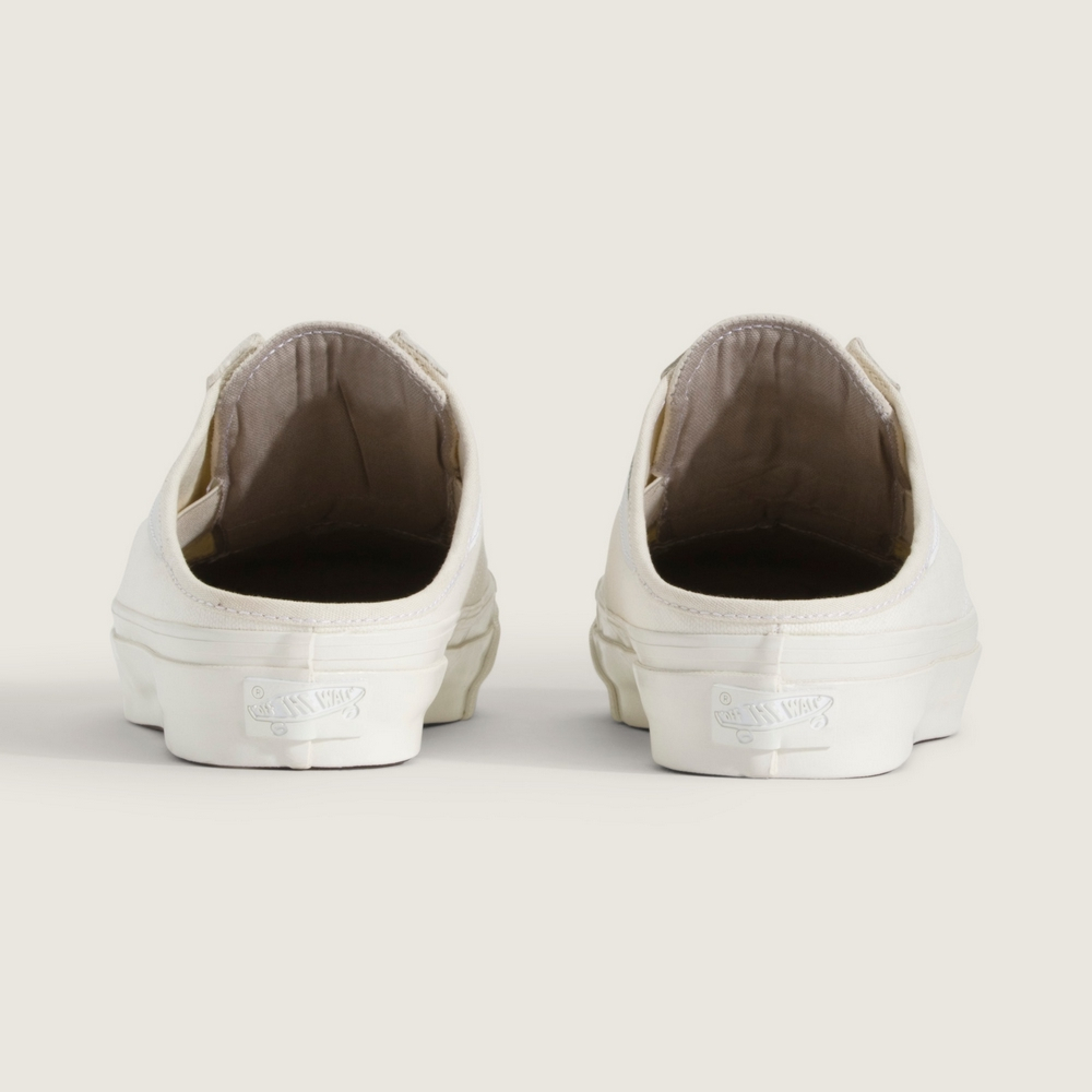 Shop VANS 皮革休閒鞋 低筒運動鞋 VN000DC589F