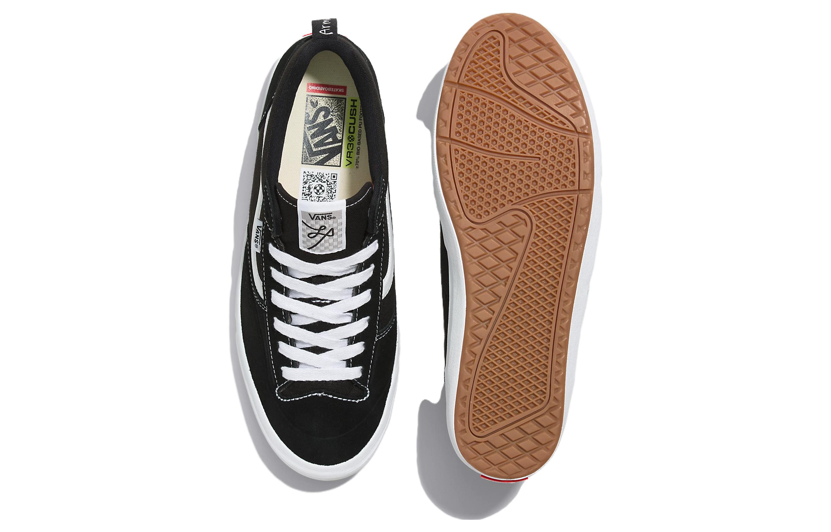Shop Vans Lizzie Low 'Negro Blanco' VN000CBTBA2