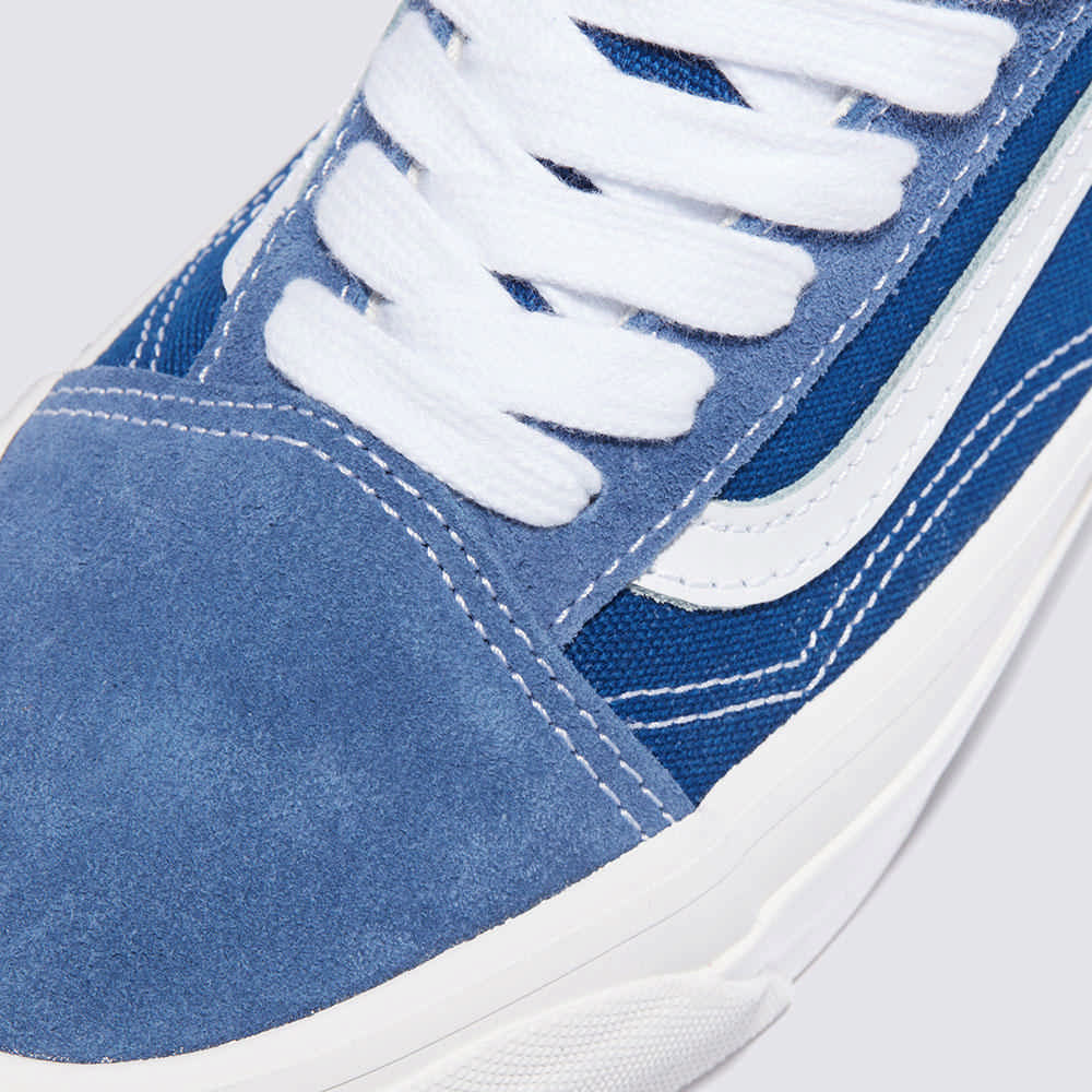 Shop バンズ LX オールドスクール スケートシューズ VN000D560QY