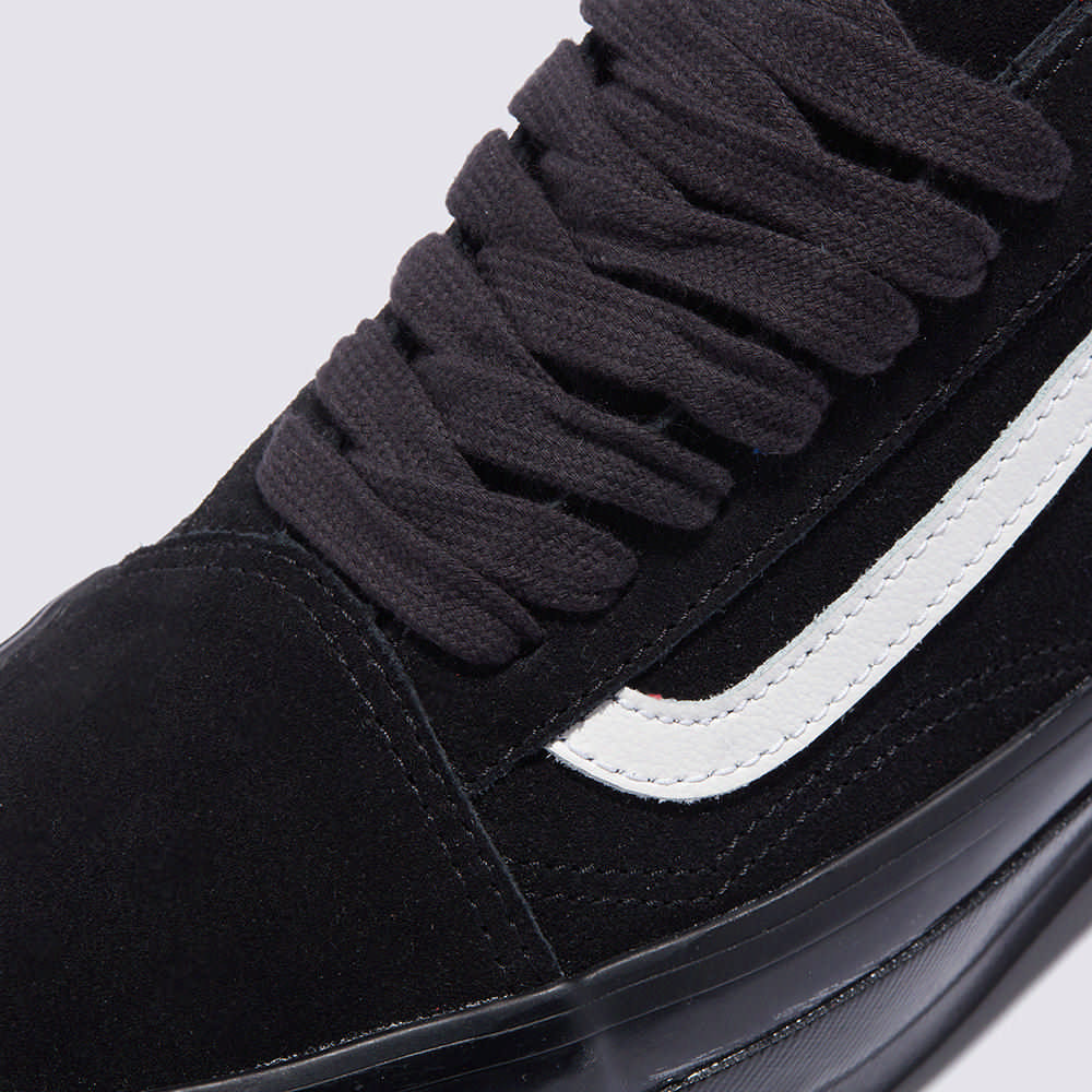 Shop バンズ LX オールドスクール スケートシューズ VN000D56B8C