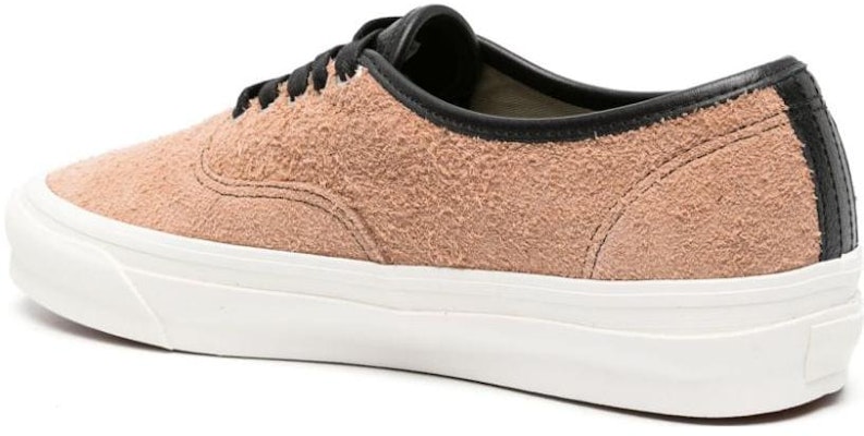 Vans OG Authentic LX 大脚毛绒麂皮 - 杏色 VN0A5FBDC0B Lookbook Vans OG Authentic LX 大脚毛绒麂皮 - 杏色 VN0A5FBDC0B
