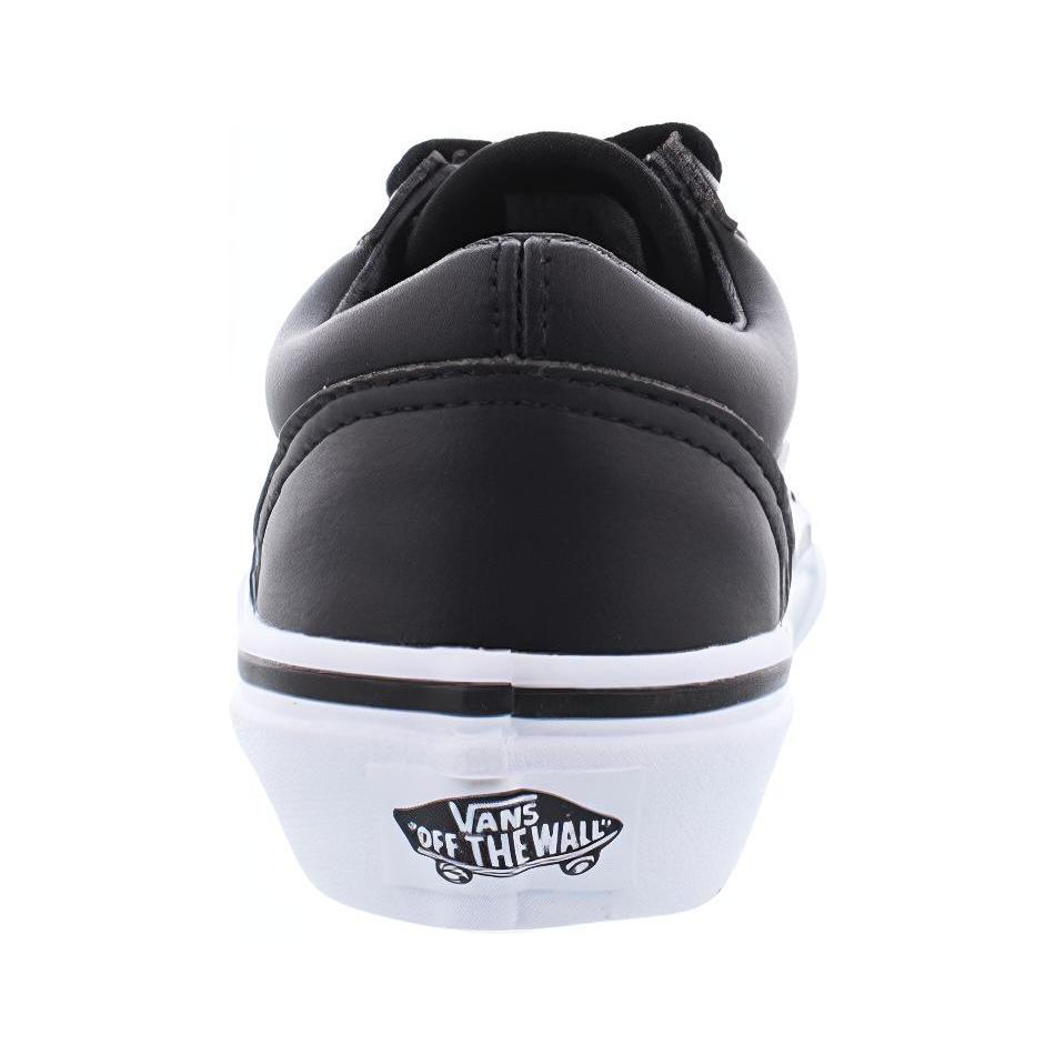 Shop Vans Old Skool 经典黑色皮革低帮滑板鞋 VN0A38HBNQR