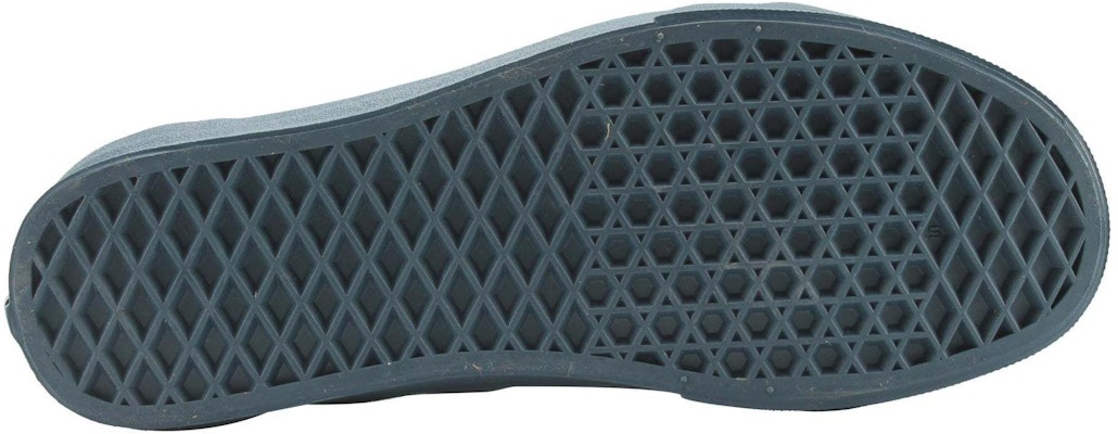 Vans Old Skool 'Mono Metallic - Reflecting Pond' dalam warna biru metalik. VN0A38G1QKD Shop Vans Old Skool 'Mono Metallic - Reflecting Pond' dalam warna biru metalik. VN0A38G1QKD