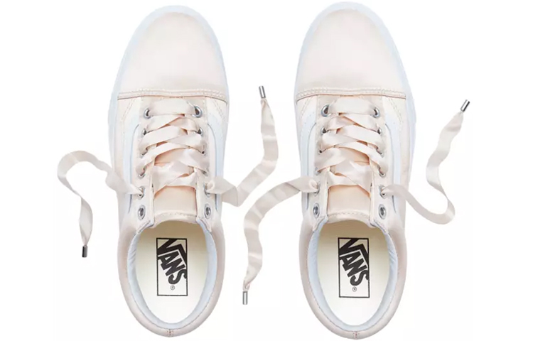 Shop Vans 经典款 '缎面奢华-腮红粉' 运动鞋 VN0A38G1R1G