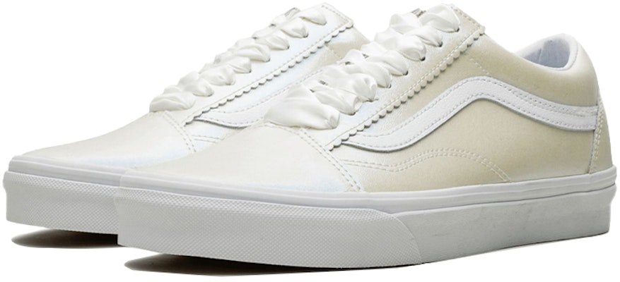 반스 올드스쿨 화이트/실버 (Vans Old Skool White/Silver) VN0A38G1VMG Lookbook 반스 올드스쿨 화이트/실버 (Vans Old Skool White/Silver) VN0A38G1VMG