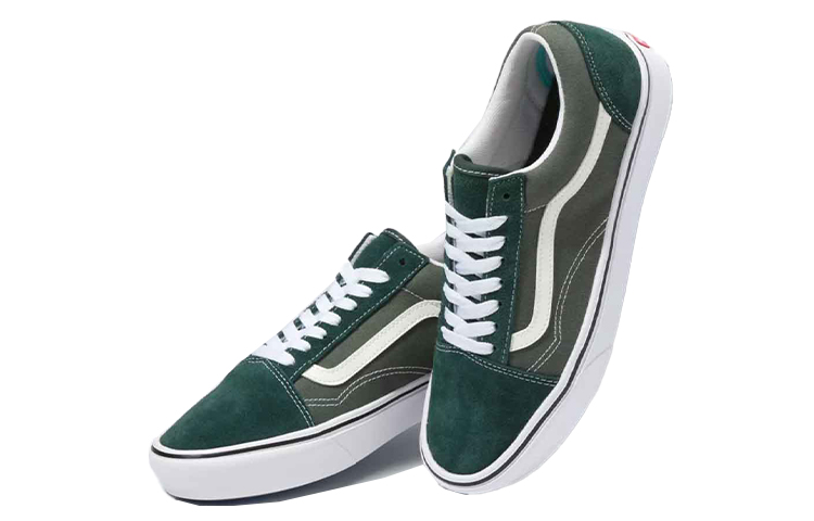 Shop Vans Old Skool 绿白色运动鞋 VN0A5DYC9KE