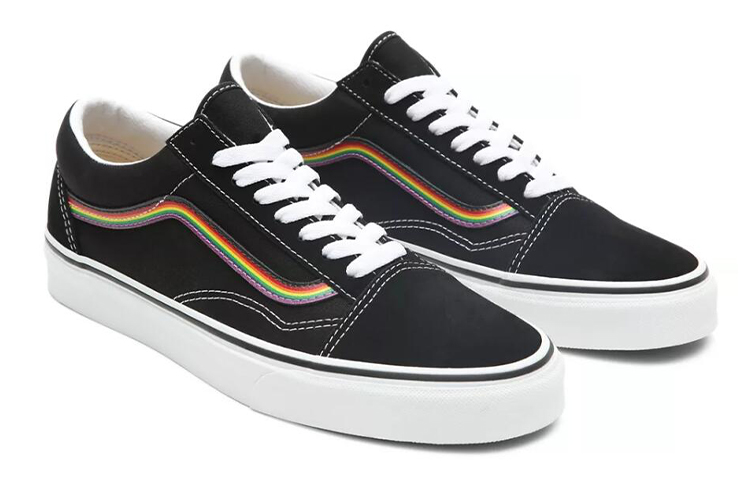 Lookbook Vans骄傲经典黑色滑板鞋 VN0A7Q2JZGH